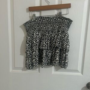 Aeropostale skirt size large  blk/white